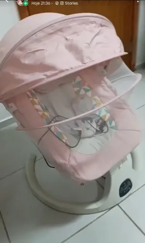 Cadeira de balanço infantil toca música com controle remoto