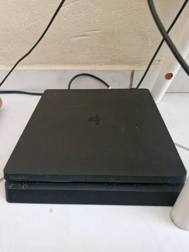 PS4 Slim + 3 jogos