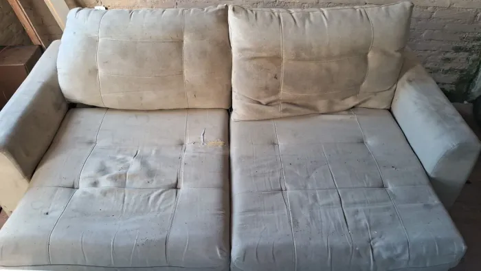 Sofá 2 lugares linho beige.