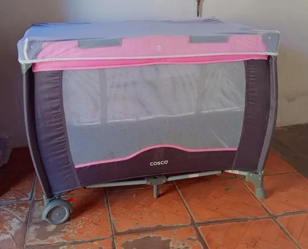 Vendo berço cercadinho com colchão e mosquiteiro semi novo da marca fosco aceito cartão