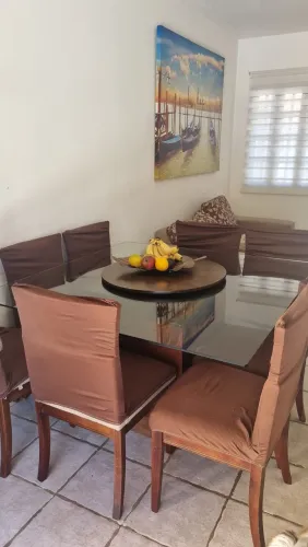Mesa de vidro com 8 cadeiras marca Ruddinik . Retirada no local