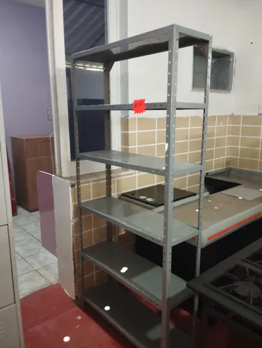 Estante de aço