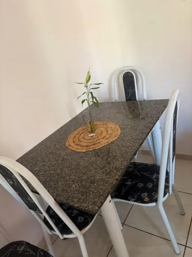 Mesa de mármore + 4 cadeiras