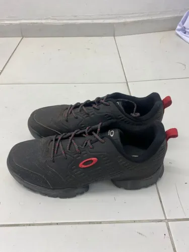 Tênis Oakley Preto com Vermelho Tam 44 | Excelente Estado
