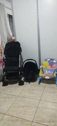 Carrinho de bebê Burigotto, bebê conforto Galzerano e cadeirinha de balanço por R$ 750,00