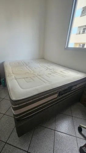 Cama queen com colchão de mola