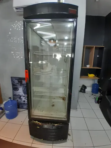 Expositor Refrigerado Vertical Comercial - Porta de Vidro - LED
