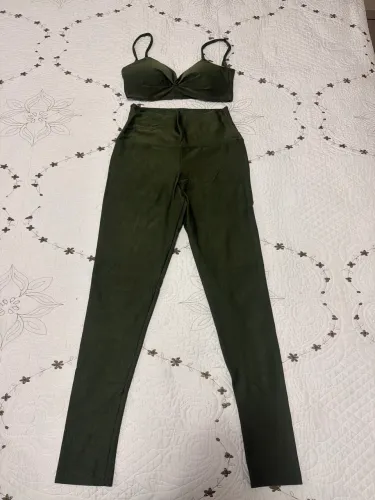 Conjunto fitness na cor verde oliva , veste tamanho P. 