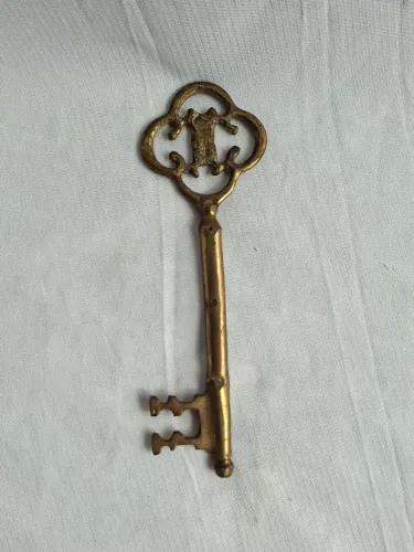 Chave decorativa de latão