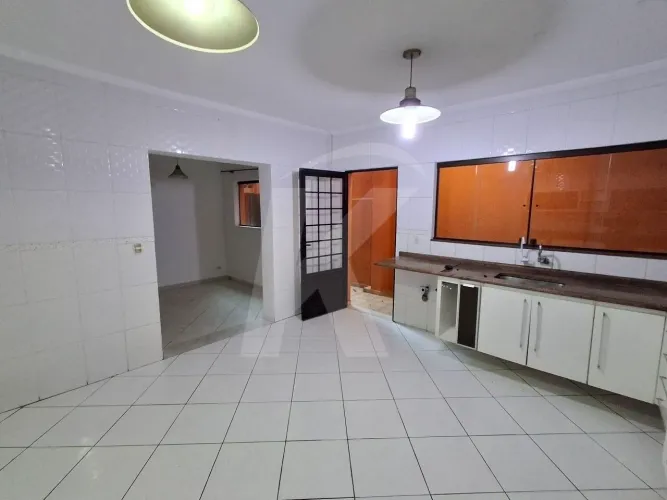 Sobrado com 3 quartos, sala, cozinha, 2 banheiros, área de serviço, garagem