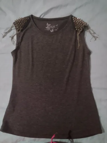 Blusa cinza com Spike e correntes