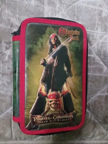 ESTOJO ESCOLAR PIRATAS DO CARIBE O BAÚ DA MORTE
