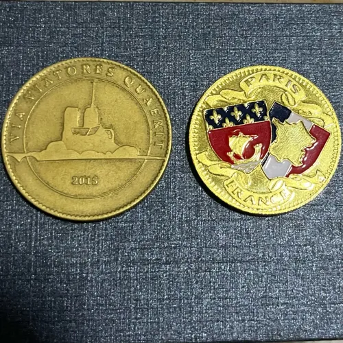 Lembranças de Paris medalhas Notre Dame e Arco do Triunfo 