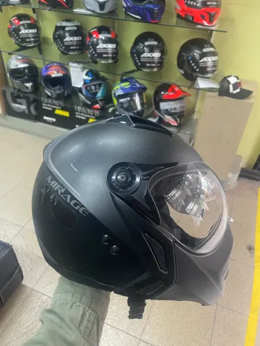 um capacete Peels Mirage Classic na cor preto fosco