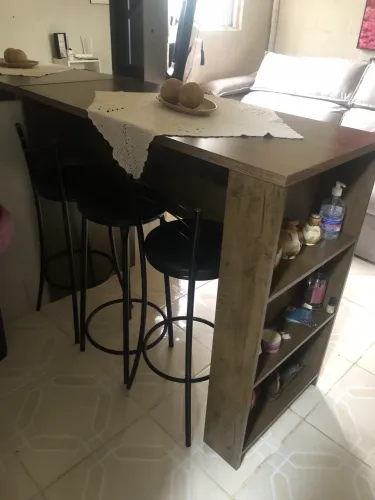 Bancada com três cadeiras