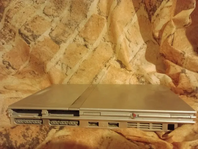 PlayStation 2 slim prata funcionando