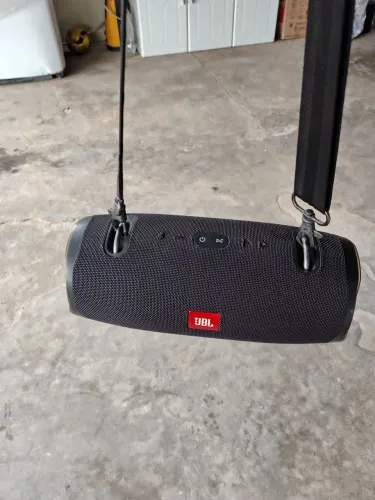Vendo uma caixa JBL valor r$ 600