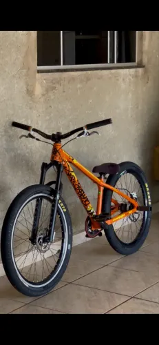 BIKE HUPI WHISTLER MUITO NOVA
