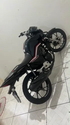 Titan 2020 em excelente estado