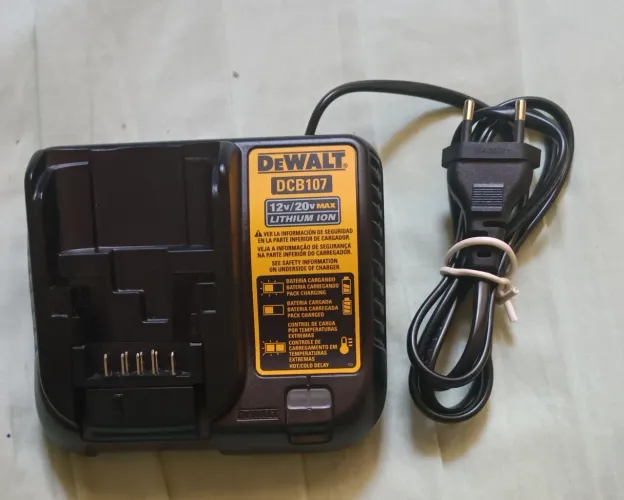 Carregador Dewalt DCB 107 carrega bateria 12v e 20v
