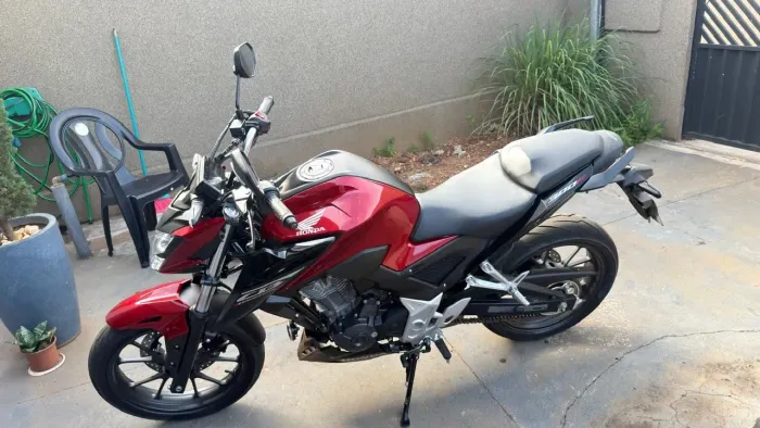 Moto Semi nova, pouco rodada!!