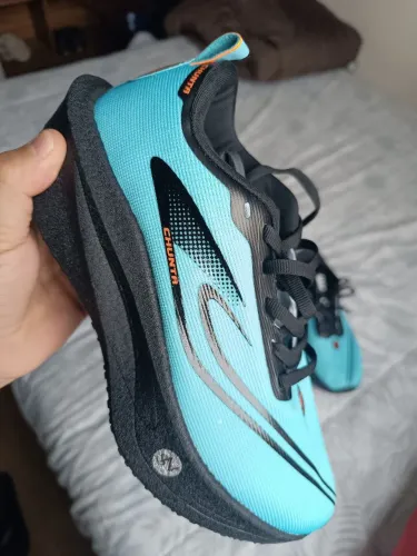Tenis de corrida com placa carbono