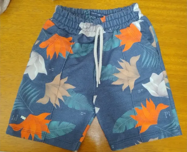 2 bermudas, menino tamanho 8, estampa floral e bege