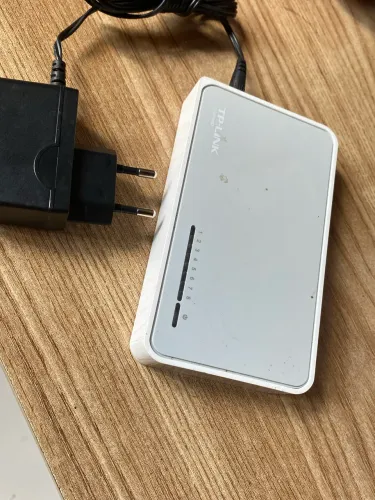 Vendo um switch TP-Link TL-SF1008D. com 8 portas.