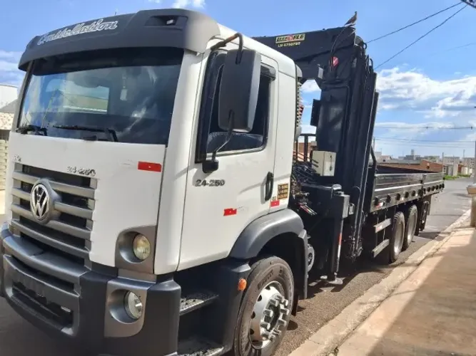 Caminhao Volkswagen  24-250   munck LUNA modelo 47.50