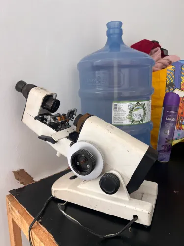 Lensômetro manual Mello Instruments para ótica.