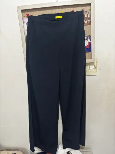 calça estilo pantalona, cintura alta azul marinho