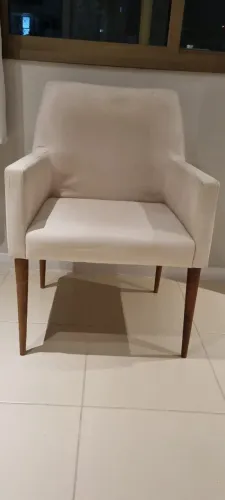 Poltrona decorativa pés em madeira.