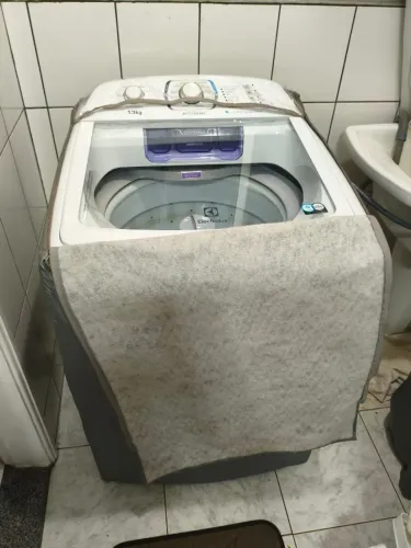 Máquina de lavar LAC13 Electrolux R$ 850,00 (muito conservada).