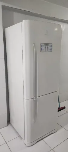 Geladeira Eletrolux Frost Free grande 