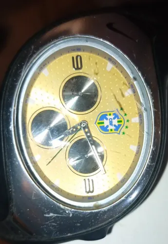 Relógio Nike CBF com arranhados