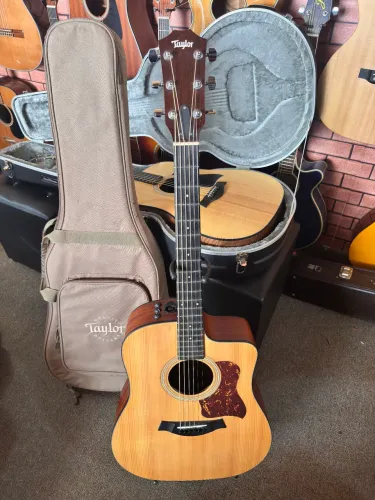 Violão Taylor 210ce folk elétrico regulado com bag cordas elixir ANALISO TROCAS