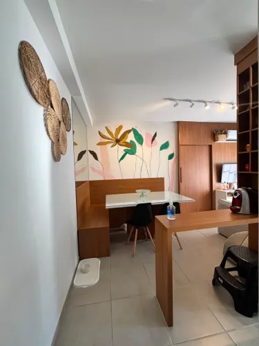 Apartamento todo mobiliado e com ar condicionado na sala e no quarto