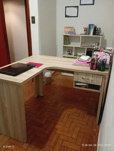 Mesa de escritório em formato de L