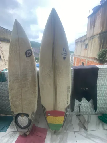 Duas pranchas 1 roupa de borracha e uma capa de prancha 