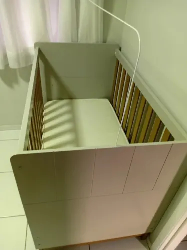Vendo Berço infantil com colchão incluso.