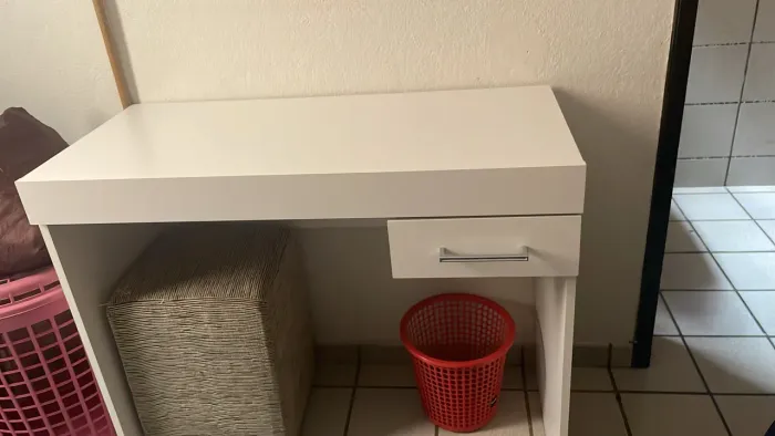 Vendo escrivaninha com apenas 2 meses de uso sem marcas.