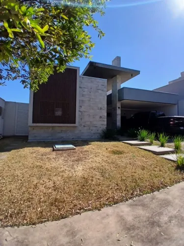Vende-se Casa térrea com 3 suítes no Florais dos Lagos em Cuiabá