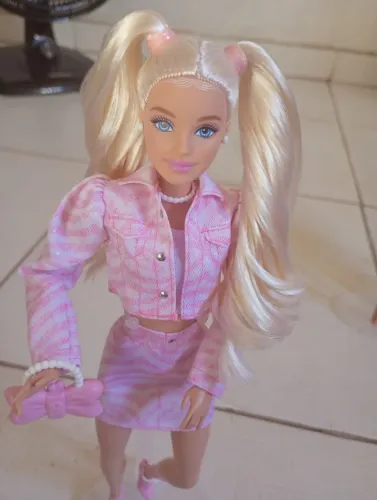 Barbie linda, nova, articulada. Somente tirada da caixa