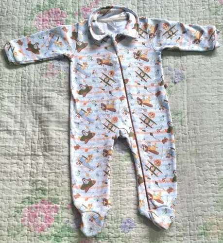 Macacão Infantil Soft/Fleece Estampado Aviõezinhos com Pezinho e Zíper usado Tamanho G