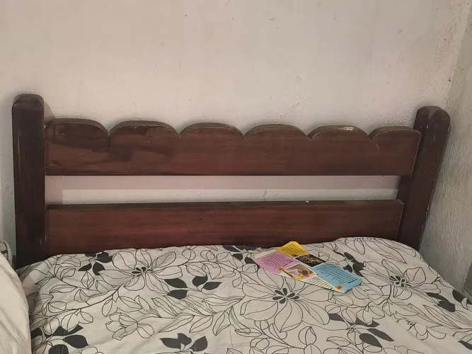 Cama solteiro madeira maciça, vai colchão junto. Negociável