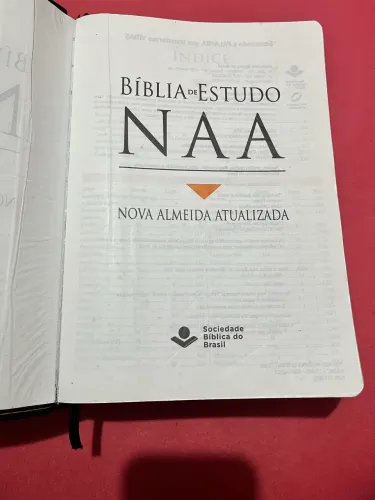 Vendo Bíblia de estudo