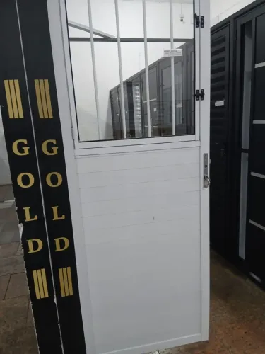 EM OFERTA POR TEMPO LIMITADO!! PORTA SOCIAL LAMBRIL COM JANELA E GRADE
