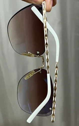 Óculos de sol original da grife italiana Miu Miu, modelo SMU 53P (coleção Matelassé).