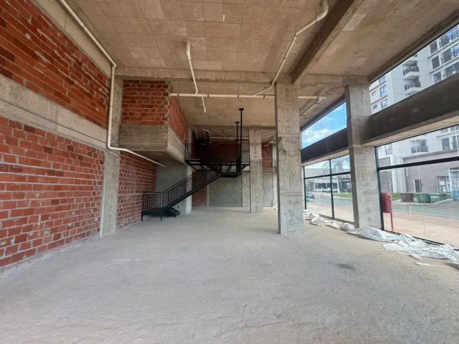 Alugo loja com 300m2 no Park Sul, pé direito duplo. 