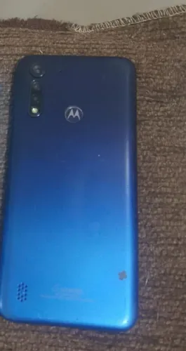 Celular quebrado com sinal de vida